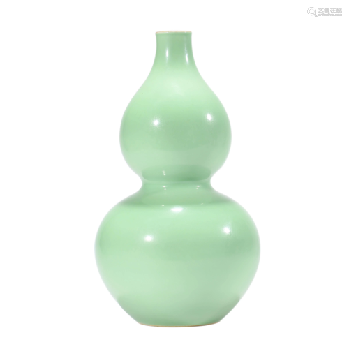 Porcelain Green-Glazed Double-Gourd Vase, Yongzheng Mar