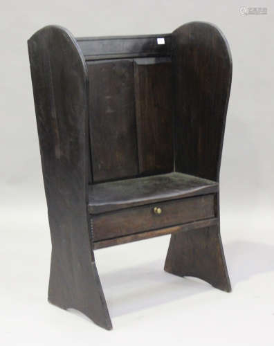 A 20th century stained oak settle of small proportions, on s...