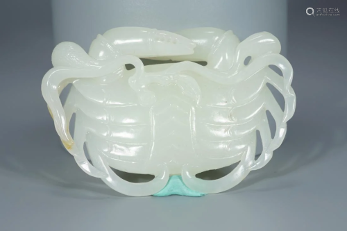 AN OPENWORK WHITE JADE CARVING PIECE OF A CRAB