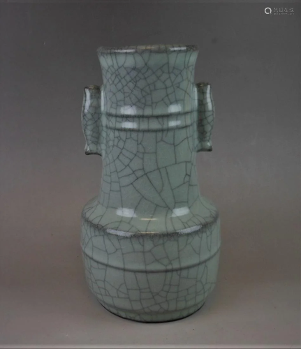 A Chinese Song style Guan-yao celadon crackleware vase