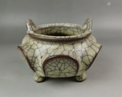 A Chinese Song style Ge-yao celadon crackleware censer