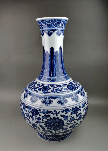 A Chinese blue and white porcelain flowers vase