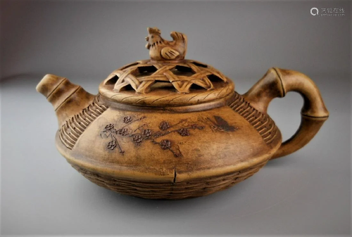 A C hinese Qing dynasty Y ixing clay teapot