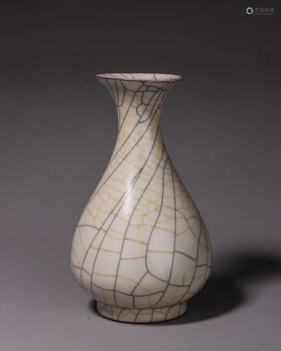 A Guan kiln porcelain yuhuchunping