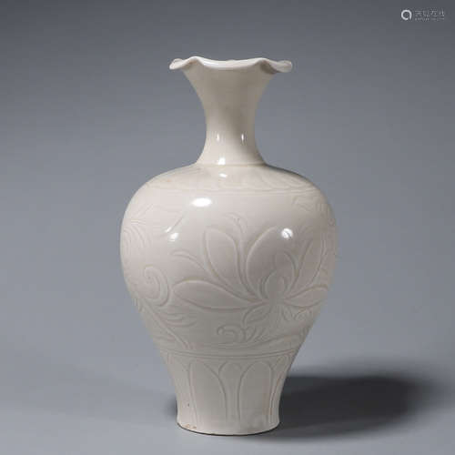 A carved interlocking flower porcelain vase