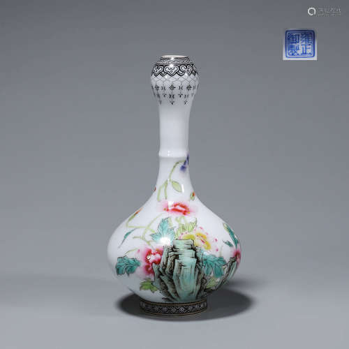 A famille rose flower porcelain vase