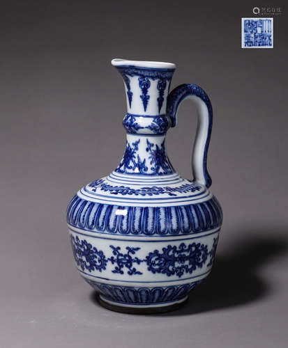 A blue and white interlocking flower porcelain ewer