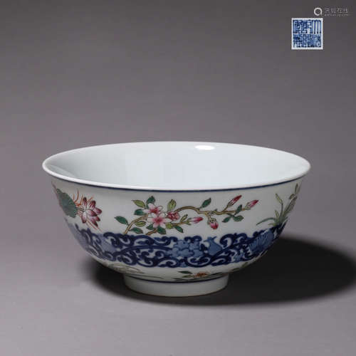 A blue and white famille rose porcelain bowl