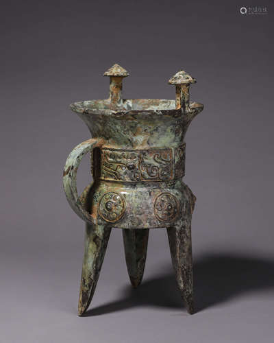 A three-legged bronze jue cup