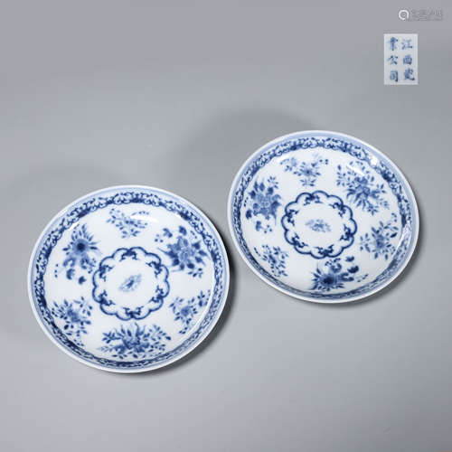 A pair of blue and white flower porcelain plates