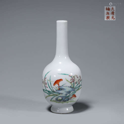 A famille rose flower porcelain vase