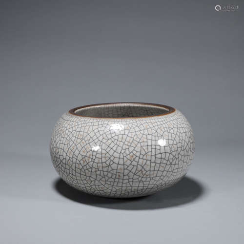 A Ge kiln glazed porcelain water pot