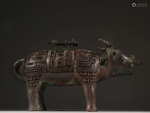 Western Zhou Bronze rhino-shaped lid bottle