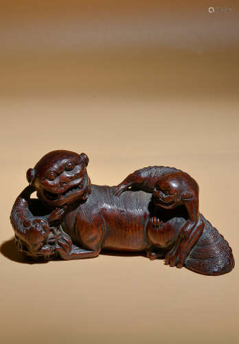Qing bamboo carved three lion pen frame