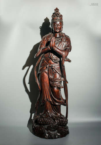 The Qing aloes wood carving station is like Guanyin