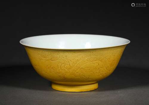 A QING DYNASTY YELLOW GROUND CARVED DRAGON GRAIN BOWL