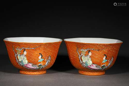 A PAIR OF QING DYNASTY IRON-RED SEA WATER FIGURE BOWLS