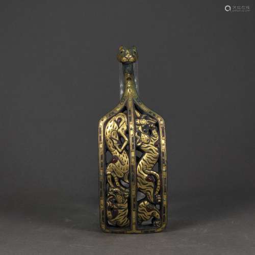 A WARRING STATES GOLD AND SILVER INLAID TIGER GRAIN HUNTING ...