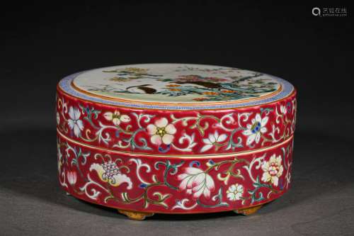 A QING DYNASTY FALILLE ROSE FLOWER COVER BOX