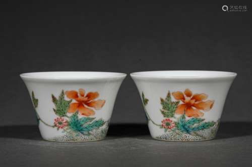 A PAIR OF QING DYNASTY FAMILLE ROSE FLOWER CUPS