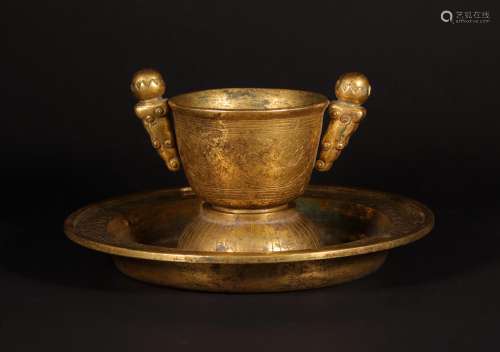 A SET OF QING DYNASTY QIANLONG‘LE SHOU TANG' GILT BRONZE TEA...