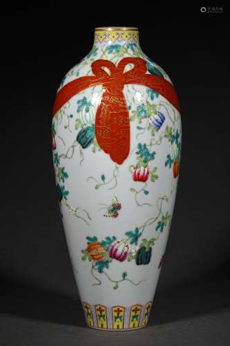 A QING DYNASTY FAMILLE ROSE BAGGAGE BOTTLE