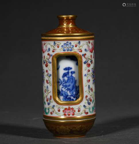A QING DYNASTY BLUE AND WHITE FAMILLE ROSE REVOLVING SNUFF B...