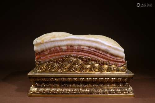 A QING DYNASTY AGATE MEAT-SHAPED STONE