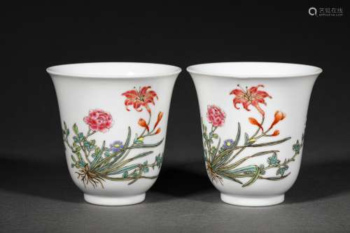A PAIR OF QING DYNASTY FAMILLE ROSE FLOWER CUPS