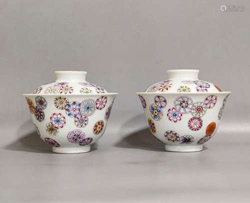 A PAIR OF QING DYNASTY FAMILLE ROSE BALL FLOWER COVER BOLWS