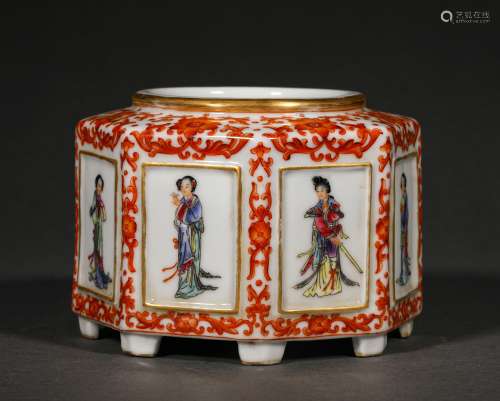A QING DYNASTY FALMILLE ROSE FIGURE WATER POT