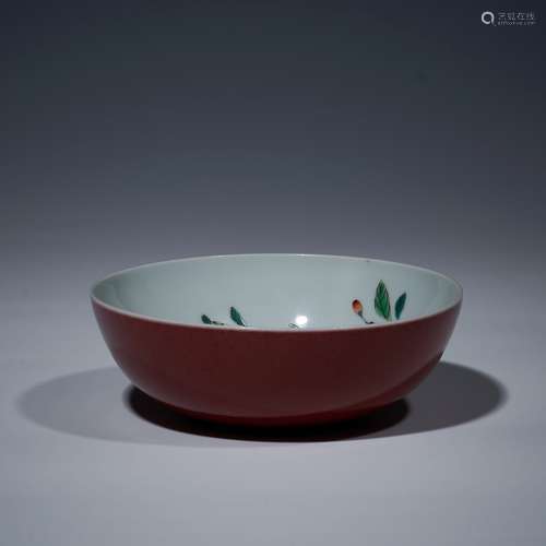 Bowl with red glaze outside and famille rose decoration insi...