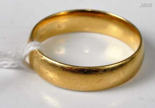 An 18ct gold wedding band, 5.3g, size Q