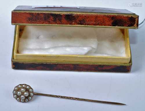 An Edwardian yellow metal and seed pearl set tie-pin, 3g