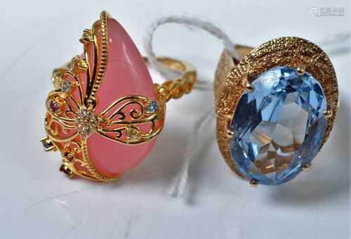 A modern 9ct gold and blue topaz set dress ring, of good siz...