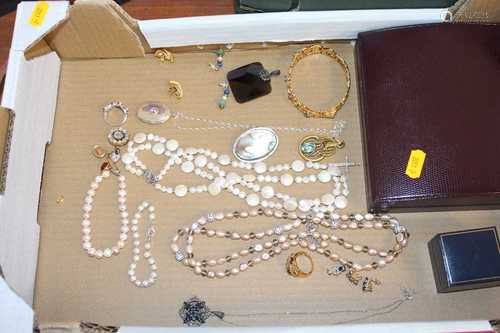 Assorted costume jewellery, to include faux pearl necklaces,...