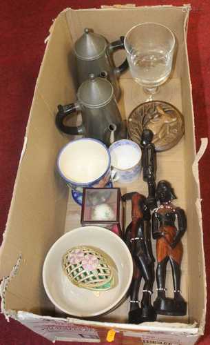 A small collection of miscellaneous items, to include a pair...