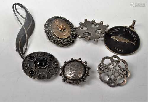 Assorted silver and white metal brooches, to include Celtic ...