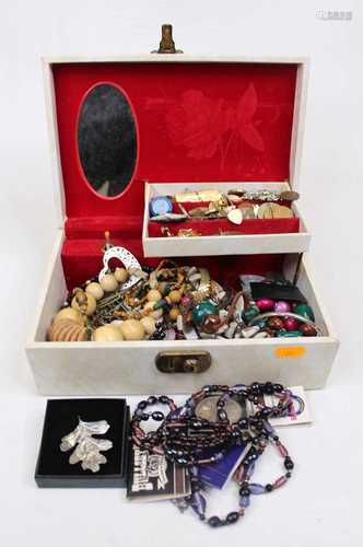 A cream rexine clad jewellery box and contents, to include g...