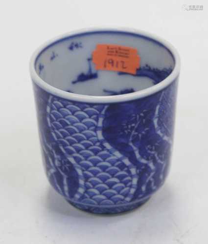 A Chinese export cup, underglaze blue decorated with reserve...