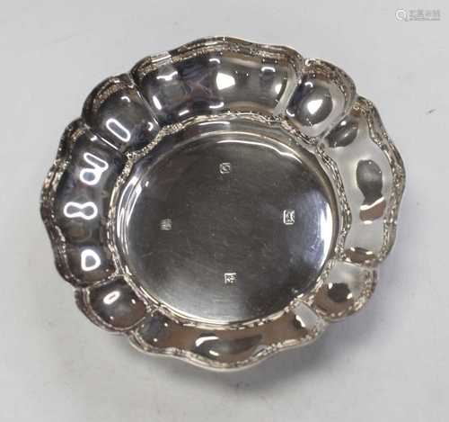 A modern silver dish, of lobed circular form, 4.7oz