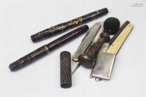 A small collection of miscellaneous items, to include a Crox...