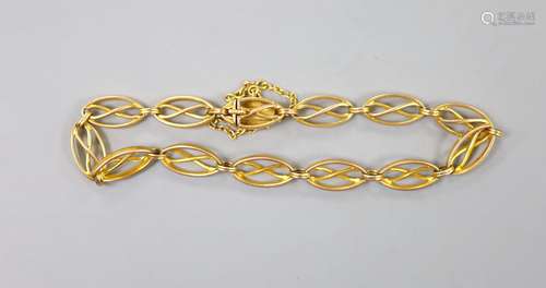 An Edwardian yellow metal (stamped 15) pierced oval link bra...