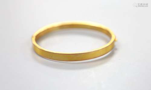 A George V 9ct gold hinged bangle, with engraved initials, 9...