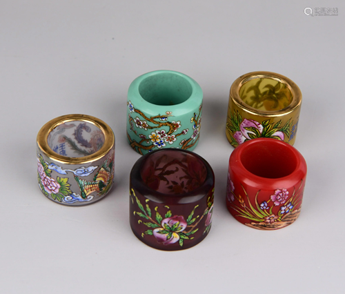 A SET OF PEKING GLASS RING (5 PCS)