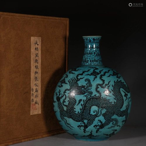 GREEN-GROUND DRAGON MOTIF PORCELAIN VASE