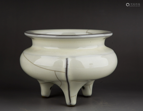 GUANYAO POCELAIN TRIPOD CENSER