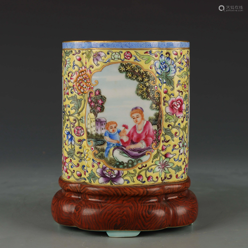 FAMILLE ROSE IN YELLOW GLAZE PEN HOLDER WITH MARK