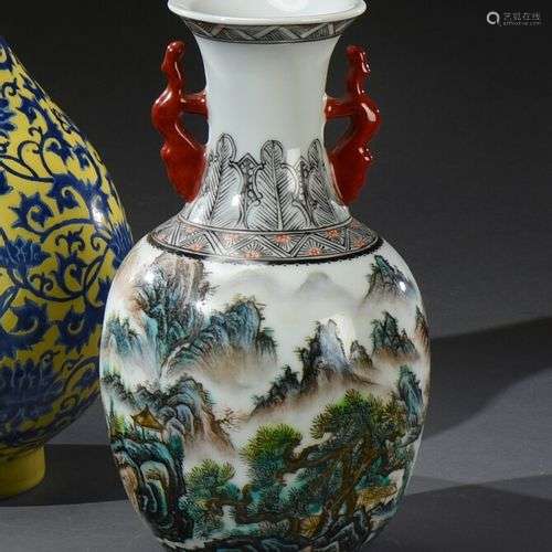 CHINE - XXe siècle Vase balustre en porcelaine à deux anses,...