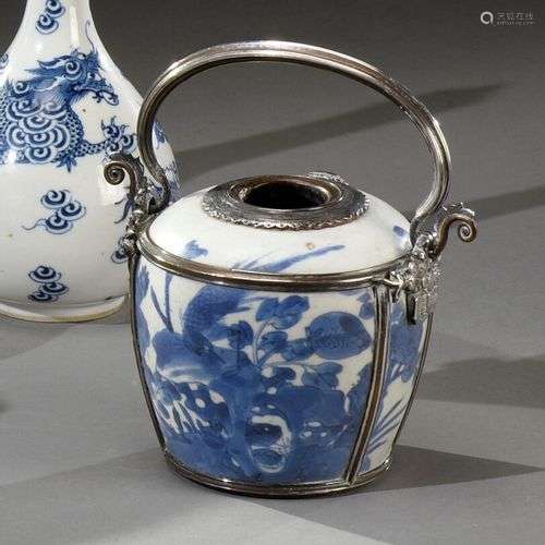 INDOCHINE - XVIIIe siècle Pipe a eau en porcelaine, à décor ...